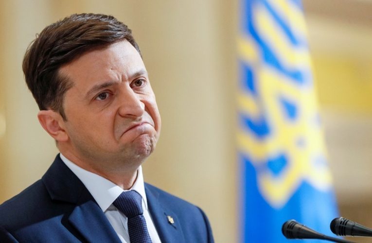Зеленский начал терять доверие украинцев