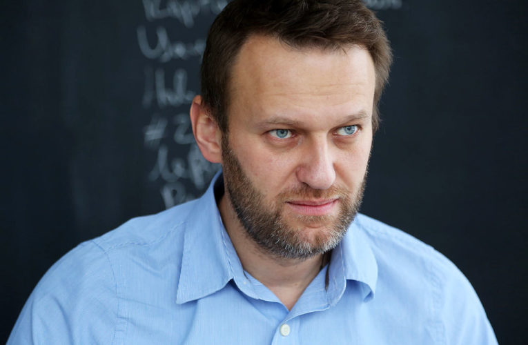 Навальний почав сам писати в соцмережах