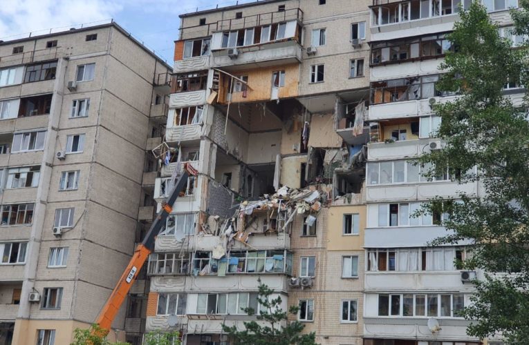 У Києві розпочалися підготовчі роботи для зміцнення будинку на Позняках, в якому у червні стався вибух — КМДА