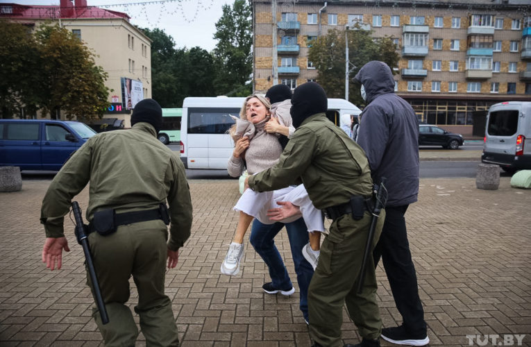 На улицах Минска людей задерживают силовики в оливковой форме.