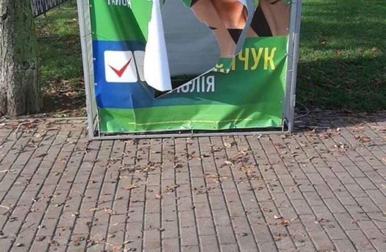 У Києві напередодні виборів почастішали напади на агітаційні намети кандидатів від партії «Слуга народу»