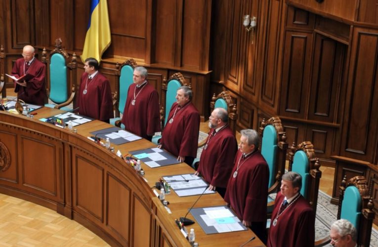 Нардепи вимагають звільнитись суддів Конституційного суду