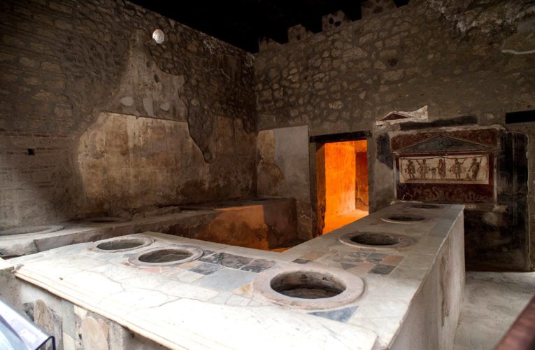 В Италии археологи нашли хорошо сохранившийся прилавок старинного бара