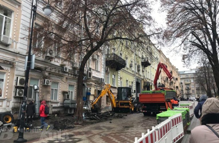 Біля Золотих воріт знесли ресторан