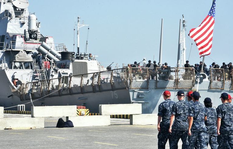 Российские военные призвали покончить с «бесцеремонными» американскими кораблями в Черном море