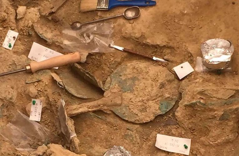 Археологи обнаружили в Чехии древнее захоронение с сокровищами