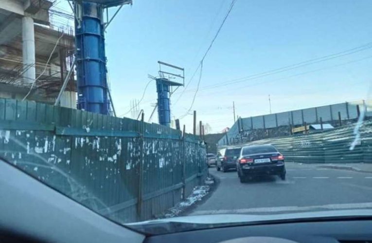 В Киеве начали строить ТРЦ прямо на автотрассе (ФОТО, ВИДЕО)