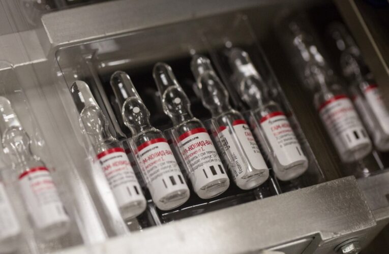 Украина в апреле могла начать массовую вакцинацию своим препаратом, а вместо этого – лидирует по суточной смертности в Европе