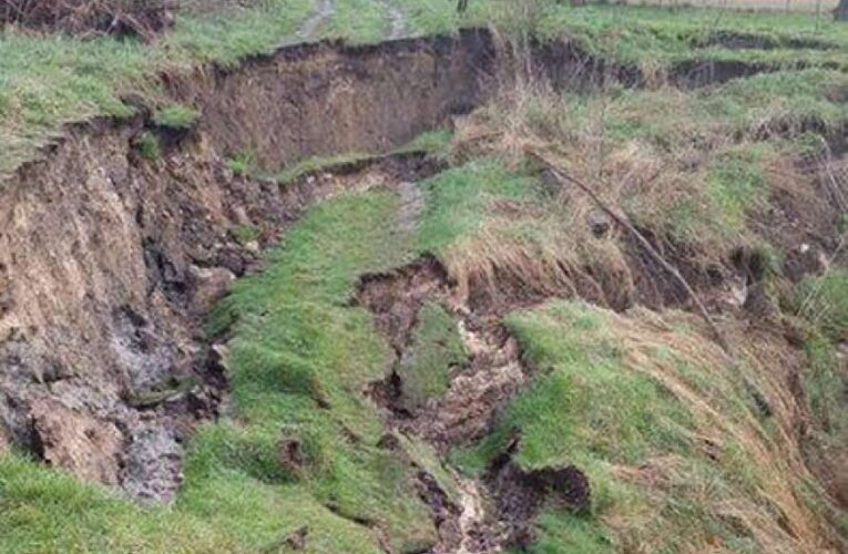 На Львовщине рядом с жилым домом разверзлась 30-метровая пропасть