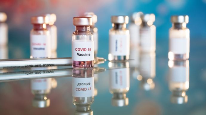 Ученые проверили эффективность вакцин Pfizer и AstraZeneca против нового мутировавшего коронавируса