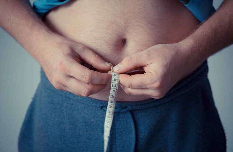 Диетолог назвал пять вредных привычек, которые мешают похудеть