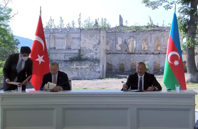 Лидеры Азербайджана и Турции подписали декларацию о союзничестве