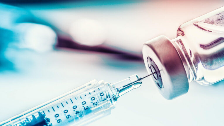 Сколько смертей от коронавируса в Великобритании и Нью-Йорке предотвратила вакцинация, подсчитали ученые