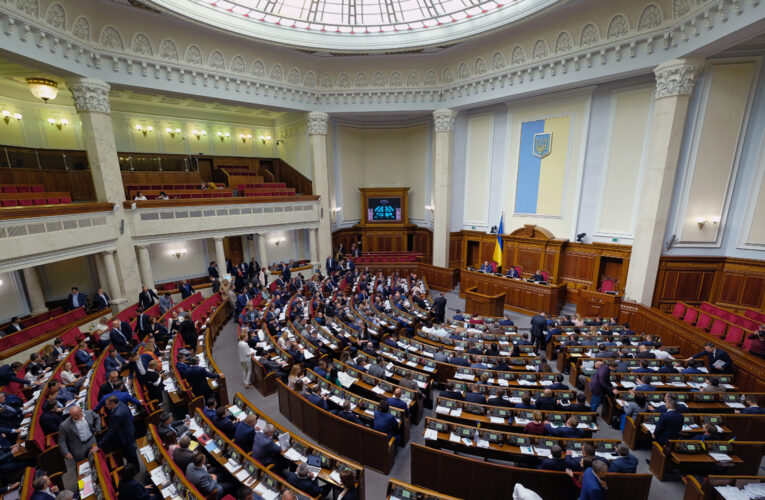 Рада сэкономила на недобросовестных депутатах 3,3 миллиона гривен (Список)