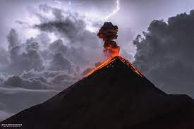 В Гватемале началось мощное извержение вулкана Фуэго