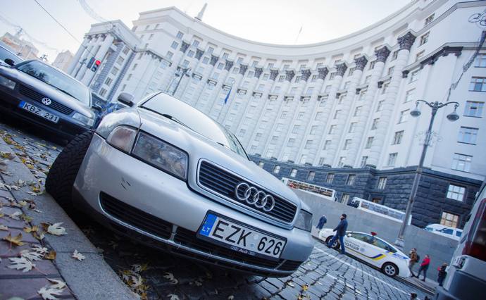 Владельцев «евроблях» будут штрафовать и изымать автомобили