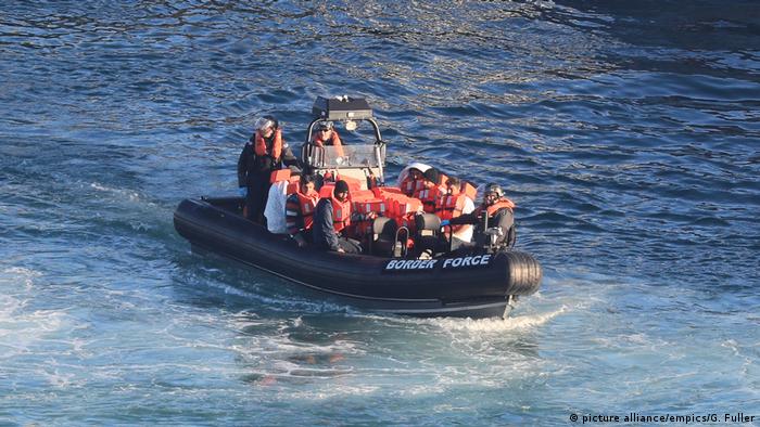 В Ла-Манше затонуло судно с людьми, сообщается про десятки жертв