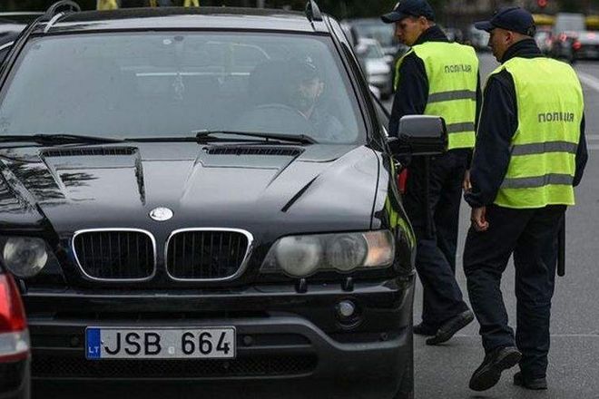 Полиция начала охоту на владельцев «евроблях»: штрафы и лишение прав