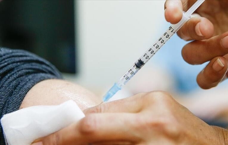 Минздрав расширил перечень профессий для обязательной вакцинации от COVID