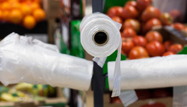 Кабмин установил граничные цены на пластиковые пакеты
