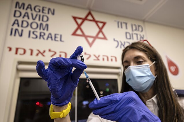 Израиль начинает прививать граждан четвертой дозой COVID-вакцины