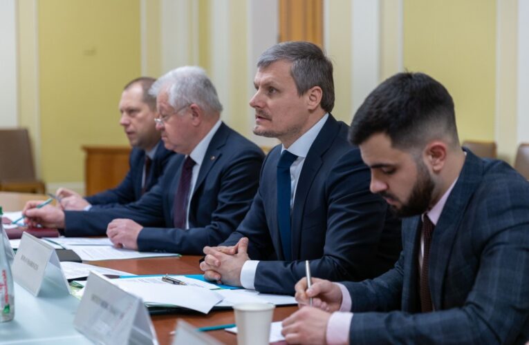 Стягивание войск РФ и прогнозы для Украины обсудили на Банковой