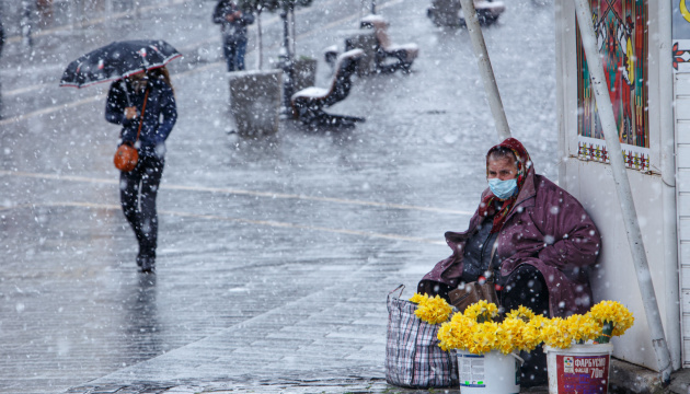 Украинцев предупредили о мокром снеге и гололедице