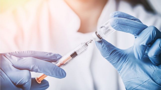 В Украине принято решение о введении дополнительной третьей дозы вакцины от коронавируса