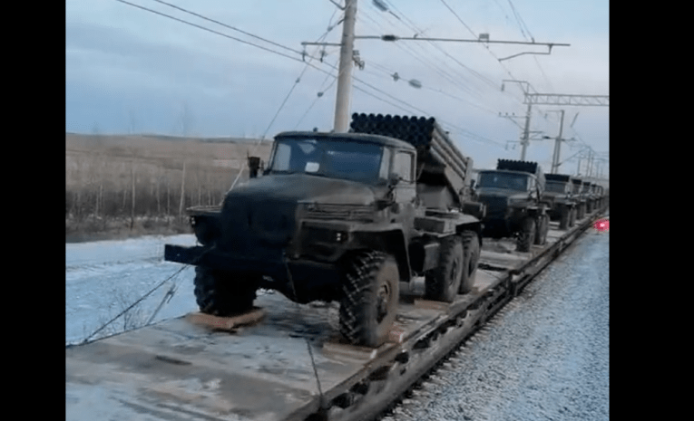 Россия перемещает вооружение и технику с базы 5-й танковой бригады