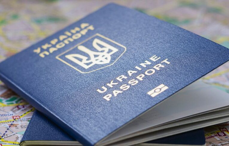 Загранпаспорта и ID-карты подорожали в Украине