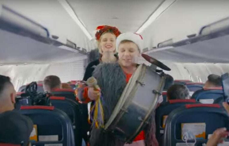 Небесная колядка: WINDROSE оригинально поздравила пассажиров с Рождеством (видео)