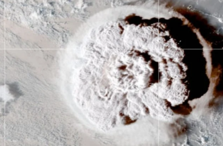 В космосе выявили следы извержения вулкана в Тихом океане (Фото, Видео)