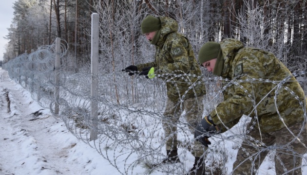 Украина усиливает границу с Беларусью колючей проволокой
