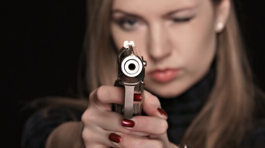 В Харькове женщин начали обучать как обращаться с оружием