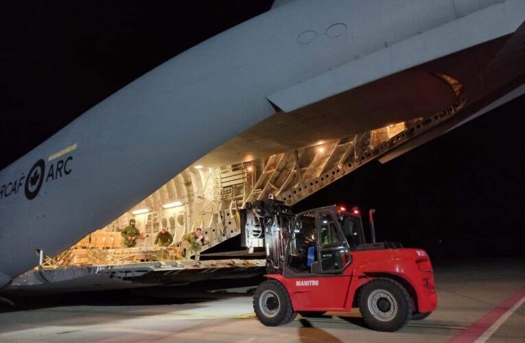 Самолет с летальным оружием от Канады прибыл в Украину