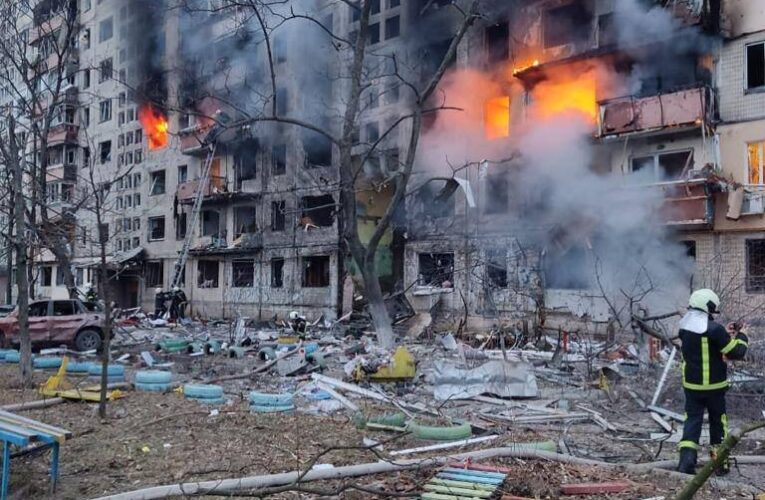 Обстрел дома в Киеве на Оболони: два человека погибли