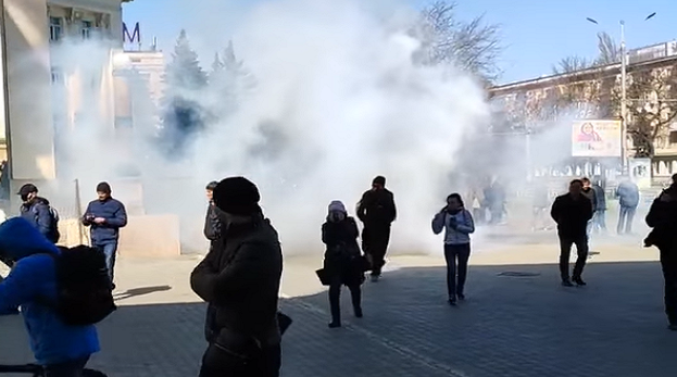 В Херсоне разогнали митинг за Украину слезоточивым газом