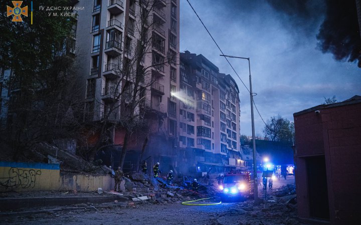 В результате попадания ракеты в Киеве пострадали 10 человек