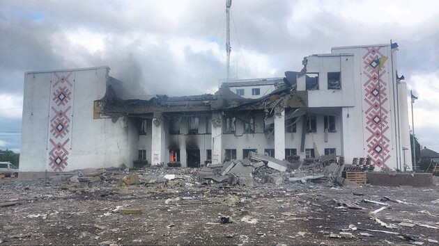 Оккупанты уничтожили гуманитарный штаб в Дергачах Харьковской области