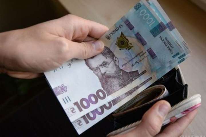 В Украине существенно снизились зарплаты