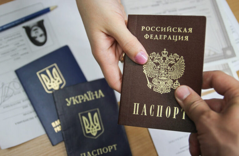 В Мелитополе вынуждают людей получать российские паспорта в обмен на пенсии