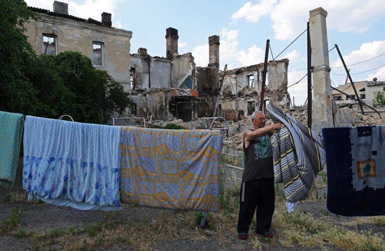 Оккупанты мародерят в Северодонецке и ищут украинцев в украинском городе