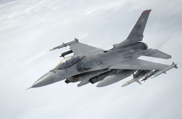 США розповіли, коли почнуть навчати українських пілотів керувати F-16