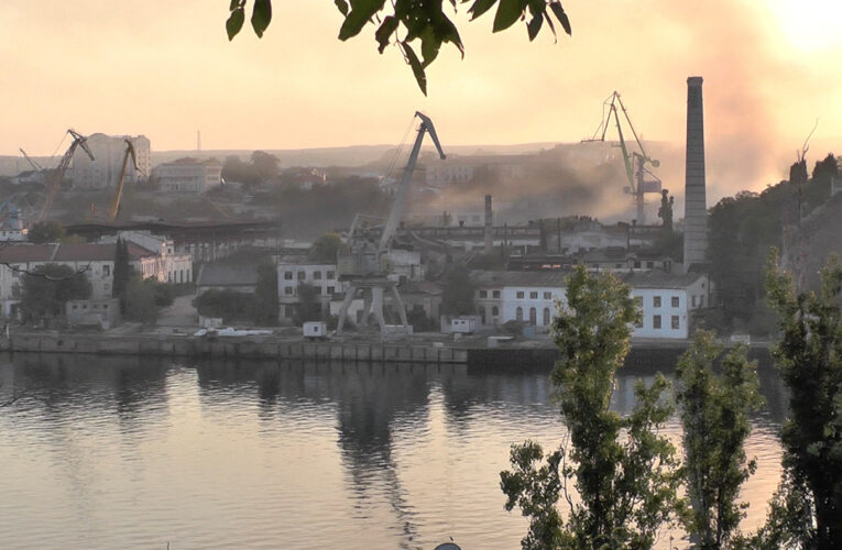 Україна завдала масштабного ракетного удару по Севастопольському судноремонтому заводу, виникла пожежа, багато поранених