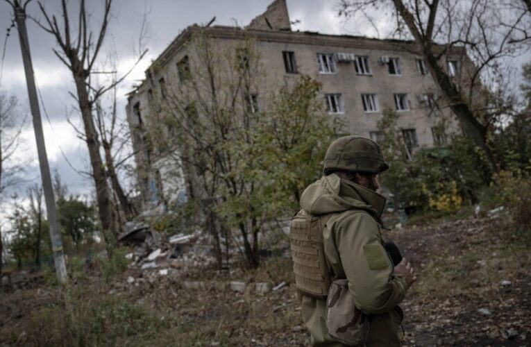 Мирні жителі тікають з Авдіївки, а російські війська залишають українське місто в руїнах