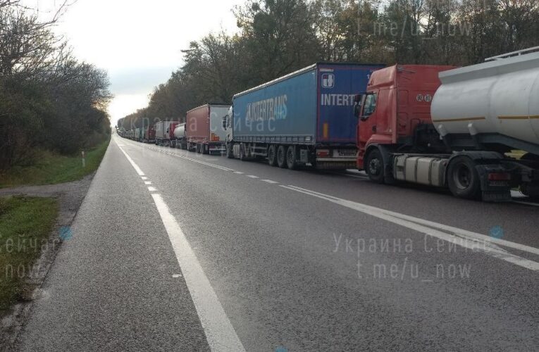 На кордоні з Польщею утворилась черга з понад 1300 фур (Фото)