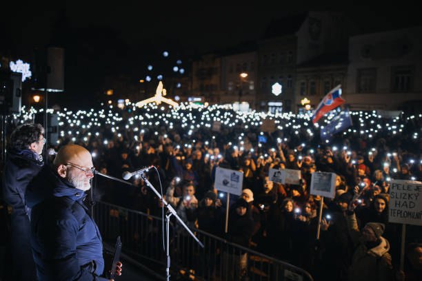 У великих містах Словаччини тисячі людей вийшли на протести