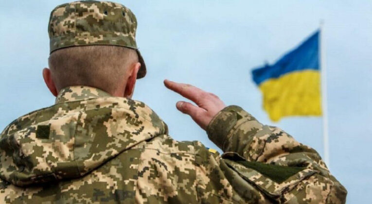 До армії можуть почати мобілізувати чоловіків, які живуть за кордоном