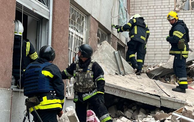 Рашисти атакували ракетами Чернігів: загинули 11 осіб, тривають рятувальні роботи