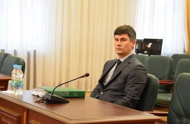 Непридатний для армії — придатний для суду? Суддю Мандичева виключили з обліку за «тяжкою хворобою», але він продовжує працювати